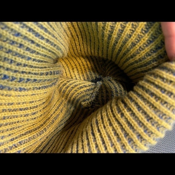 Pom Pom Beanie Hat - Picture 4 of 7